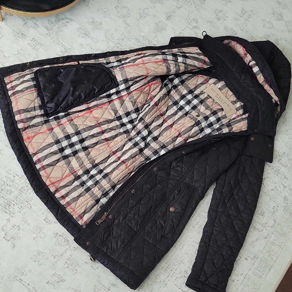 Burberry Black Quilted Puffer Coat with Signature Beige Check Lining - Picture 10 of 16